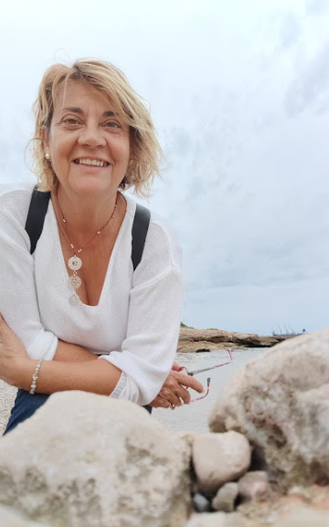 Fotografía cercana de Montserrat Blanes - Energía cálida, segura y profesional